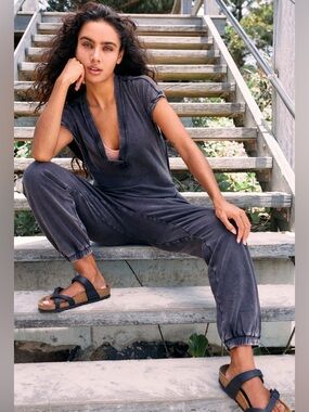 FREE PEOPLE HOT SHOT V-NECK ONESIE! 
WASHED BLACK
size XS 
SUPER CUTE!